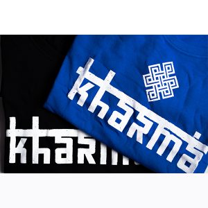 Camiseta de Kharma en color negro y azul, talla L y XL